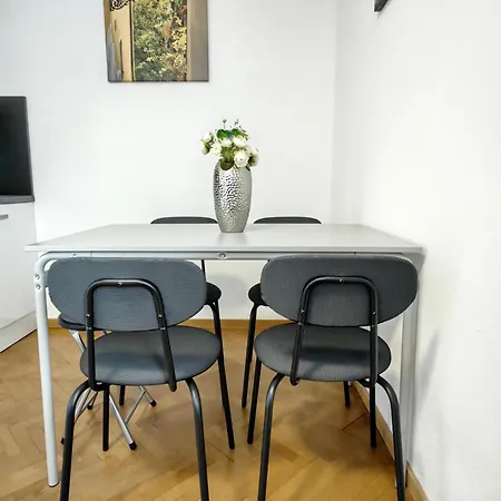 1932 Apartment *