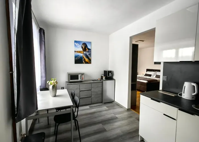 Apartment 1932